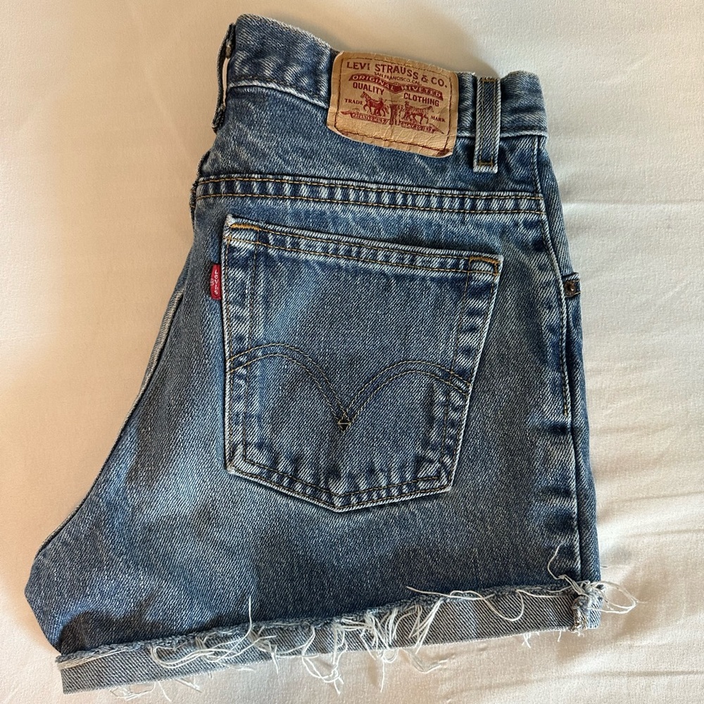 Vintage Levi’s 550 denim cut-off mid waisted medium wash shorts